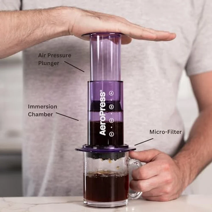 AeroPress Clear Violette Kaffeepresse – 3-in-1 Kaffeemaschine kombiniert French Press & Espresso – Vollmundiger Kaffee ohne Bitterkeit – Tragbare Mini-Kaffeemaschine für Camping & Reisen, Violett – Bild 2