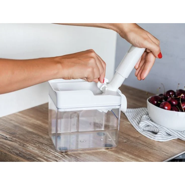 Leifheit Cherrymat 3.0 Kirschenentkerner, für schnelles Entkernen, Kirschkernentferner, trennt Kern & Fruchtfleisch, Kirschenentsteiner mit Auffangbehälter, super platzsparender Kirschenpflücker, Kunststoff, weiß – Bild 4