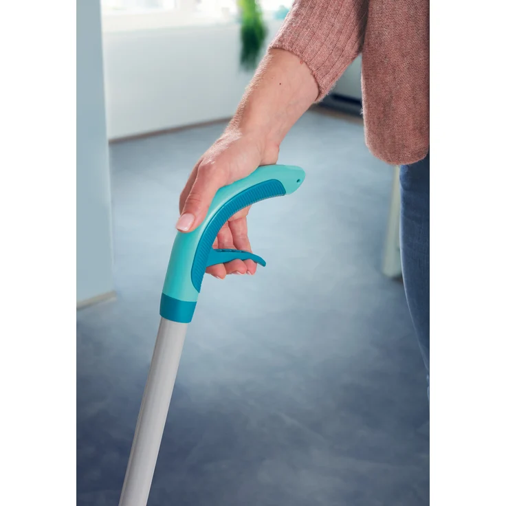 Leifheit Komfort Sprühwischer Easy Spray XL für schnelle Reinigung, Spray Mop mit Sprühdüse, Wischer mit Wassertank und 2-Faser-Wischbezug, Bodenwischer für alle Böden  – Bild 10