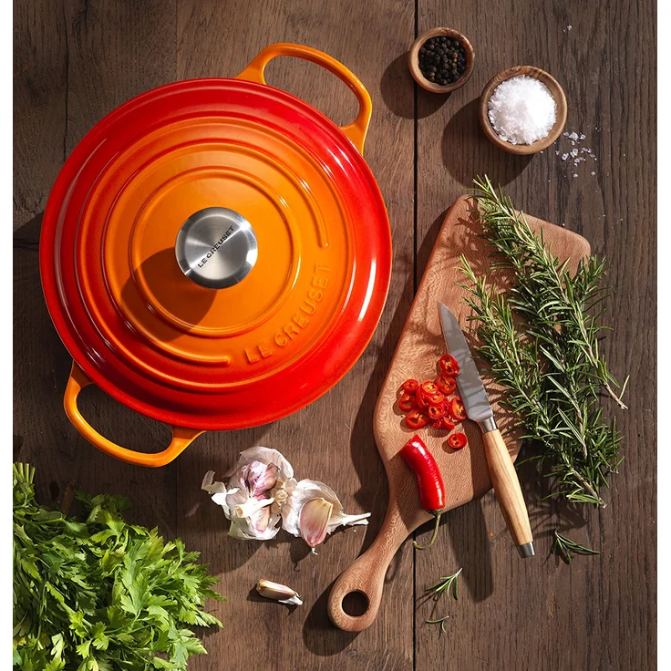 Le Creuset Signature Gusseisen-Bräter mit Deckel, Durchmesser 26 cm, Rund, Für alle Herdarten und Induktion geeignet, Volumen: 5,3 l, Ofenrot – Bild 4