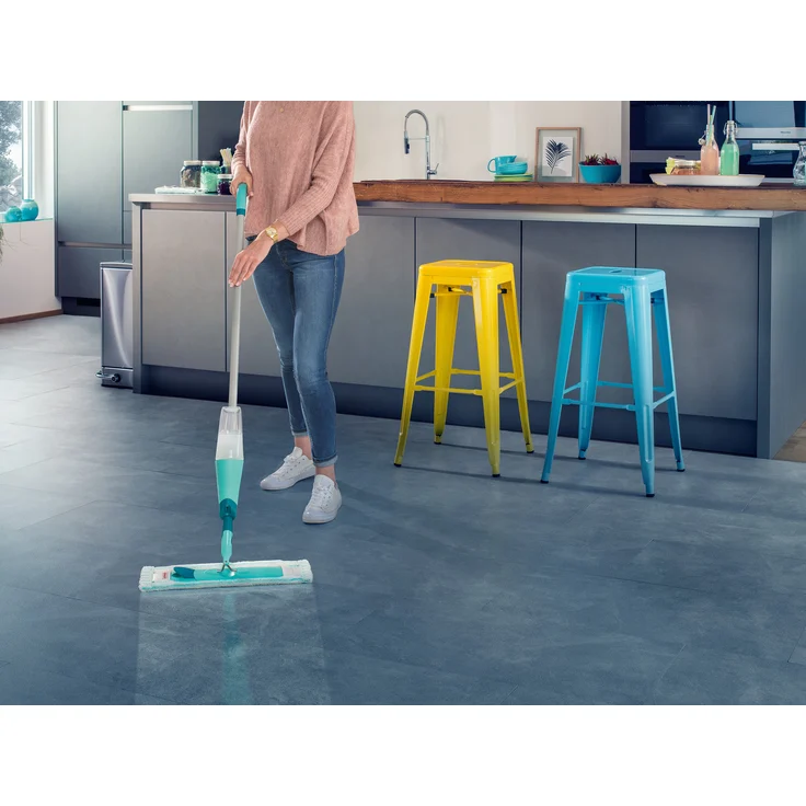 Leifheit Komfort Sprühwischer Easy Spray XL für schnelle Reinigung, Spray Mop mit Sprühdüse, Wischer mit Wassertank und 2-Faser-Wischbezug, Bodenwischer für alle Böden  – Bild 3