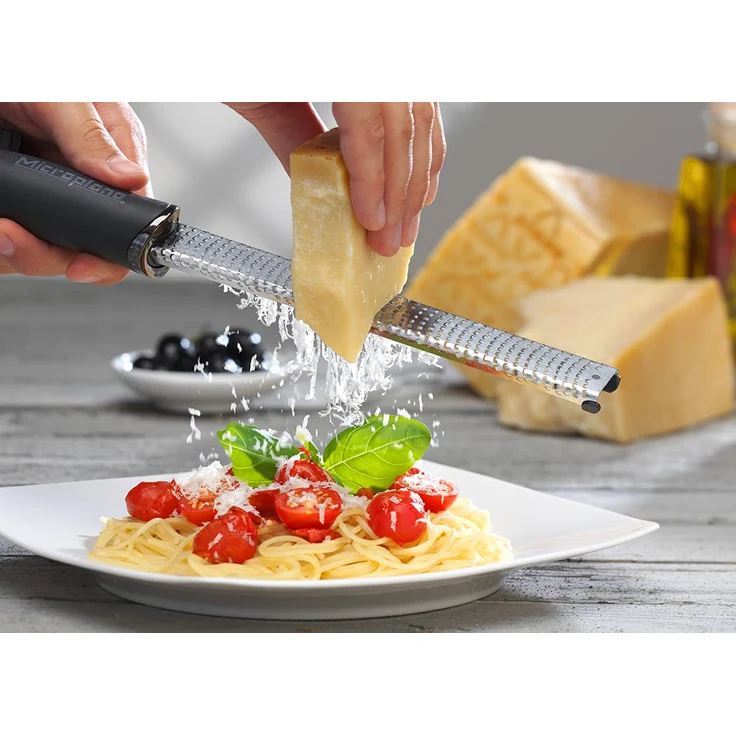 Microplane Zester Reibe Fein Schwarz Edelstahl aus der Premium Classic Serie für Zitrusfrüchte, Hartkäse, Ingwer, Schokolade, Muskatnuss und Trüffel – Bild 2