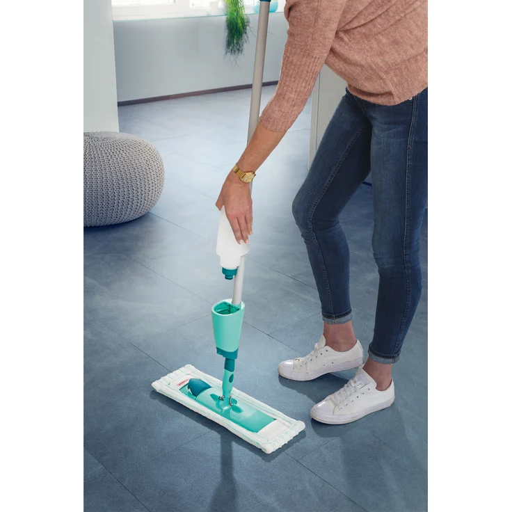 Leifheit Komfort Sprühwischer Easy Spray XL für schnelle Reinigung, Spray Mop mit Sprühdüse, Wischer mit Wassertank und 2-Faser-Wischbezug, Bodenwischer für alle Böden  – Bild 11