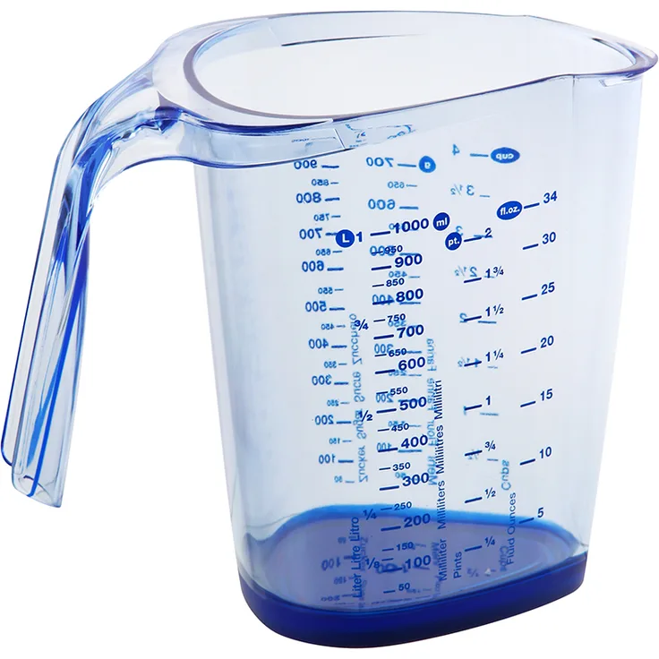 Dr. Oetker Messbecher 1000ml, Messkanne aus robustem Kunststoff, dreiecksförmiger Messbecher mit vielfältiger Skalierung, auch internationale Maßangaben, (Maße: 19x16x12,5 cm), (Farbe nicht wählbar: blau oder transparent), Menge: 1 Stück