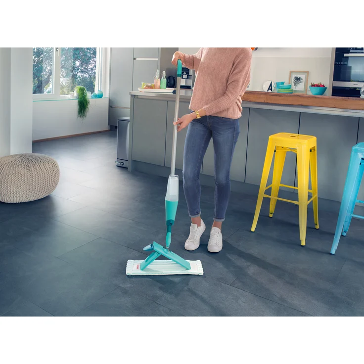 Leifheit Komfort Sprühwischer Easy Spray XL für schnelle Reinigung, Spray Mop mit Sprühdüse, Wischer mit Wassertank und 2-Faser-Wischbezug, Bodenwischer für alle Böden  – Bild 6