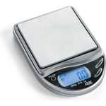 ADE Digitale Taschenwaage RW 220. Kompakte und tragbare Feinwaage mit Wiegefläche aus Edelstahl und 0,1 Gramm genauer Einteilung. Grammwaage mit Abdeckung, Aufbewahrungsbox und Kunstleder-Etui. Silber