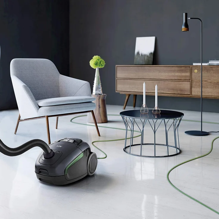 AEG VX8-2-ÖKO Staubsauger mit Beutel (55% Recyclingmaterial, inkl. Zusatzdüsen, 600 W, nur 64 dB(A), 12 m Aktionsradius, 3,5 l Staubbeutelvolumen, ERGO-Handgriff, Hygiene Filter, schwarz-grün) – Bild 8
