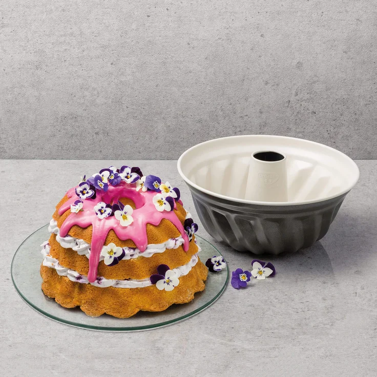 Dr. Oetker Gugelhupfform Ø 22 cm, Backform für Gugelhupf, runde Bundform aus Stahl mit keramisch verstärkter Antihaft-Beschichtung (Farbe: creme-anthrazit), Menge: 1 Stück – Bild 3