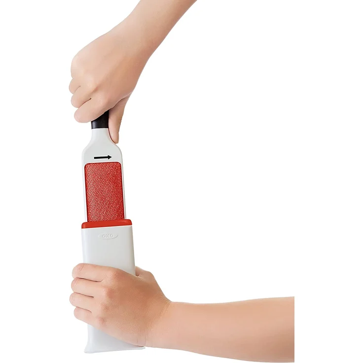 OXO Good Grips FurLifter Selbstreinigende Kleiderbürste, Plastik, weiß – Bild 3