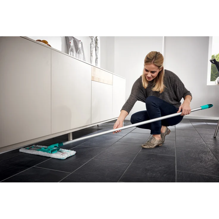 Leifheit Bodenwischer Profi XL micro duo Aluminiumstiel, 55045, für Fliesen und Steinböden, 2-Faser-Wischbzug  – Bild 15
