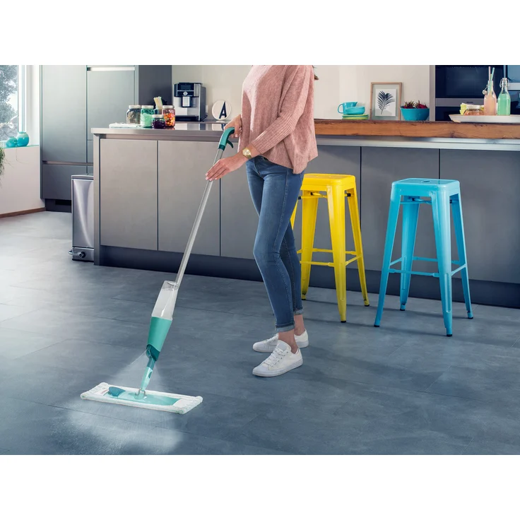 Leifheit Komfort Sprühwischer Easy Spray XL für schnelle Reinigung, Spray Mop mit Sprühdüse, Wischer mit Wassertank und 2-Faser-Wischbezug, Bodenwischer für alle Böden  – Bild 13