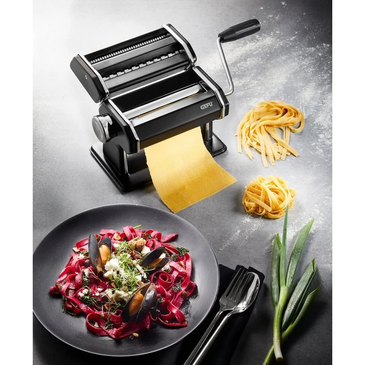 GEFU 89426 Pasta Perfetta Pastamaschine schwarz matt inkl. Aufsatz für Lasagne, Tagliolini, Tagliatelle & Tischklemme – Bild 2