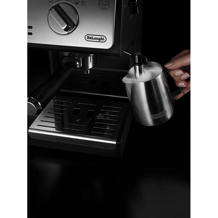 De'Longhi ECP 33.21 Espresso Siebträgermaschine , Siebträgerhalter mit Aluminium Finish , Milchschaum Düse , Filtereinsatz für 1 oder 2 Tassen Espresso , Auch für Pads Geeignet , Schwarz-Silber – Bild 5
