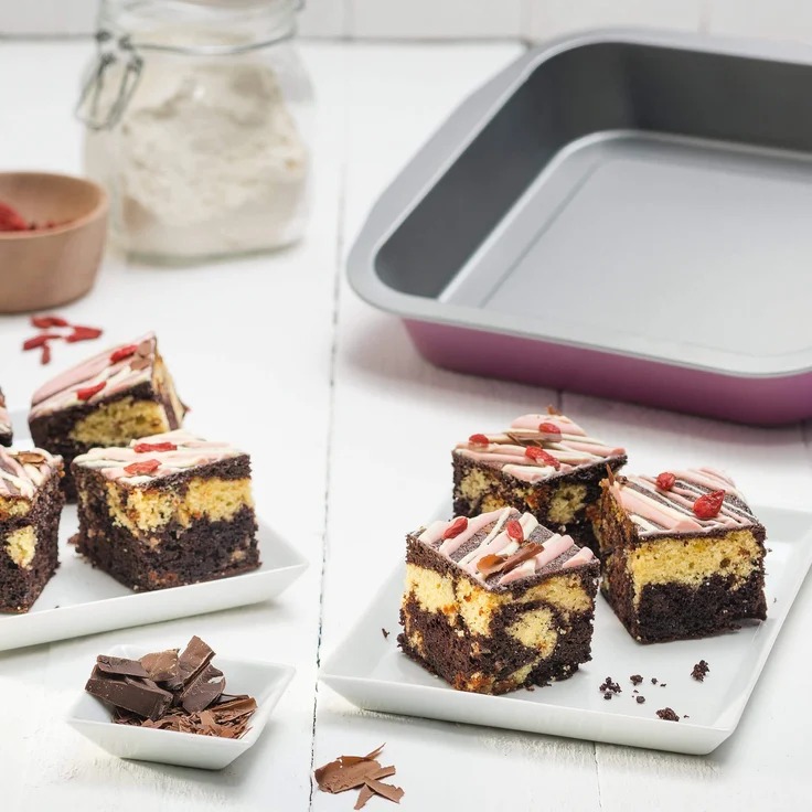 Zenker creative studio Brownie-Backform, Schokoladenkuchen Backblech mit Antihaftbeschichtung, Kuchenform: ca.270x260x50mm, kreatives Backen (Farbe: rosa, silber), Menge: 1 Stück – Bild 3