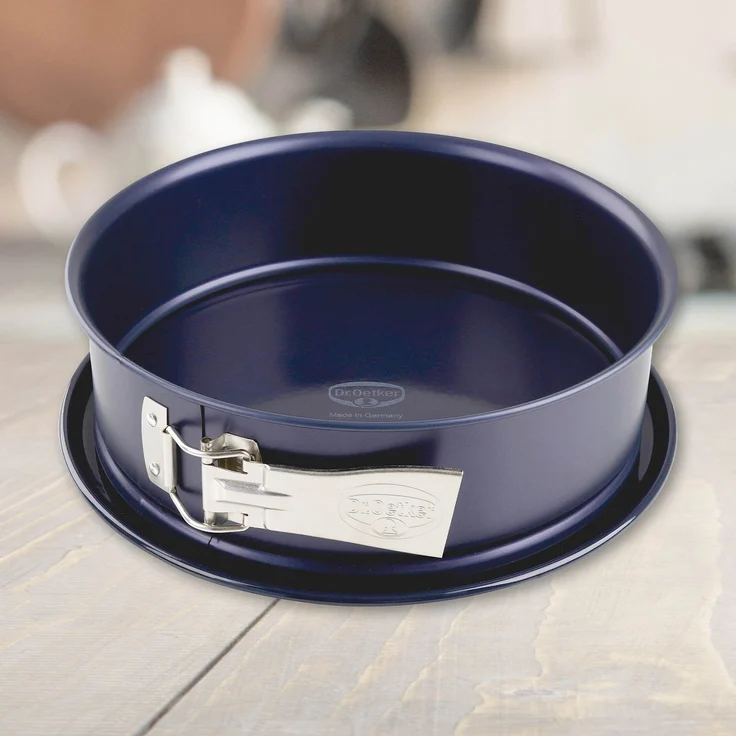 Dr. Oetker Springform Ø 24 cm BACK-LIEBE EMAILLE, Backform mit schnitt- & kratzfestem Flachboden mit le-Versiegelung, runde Kuchenform mit Ring aus Stahlblech (Farbe: Blau), Menge: 1 Stück – Bild 3
