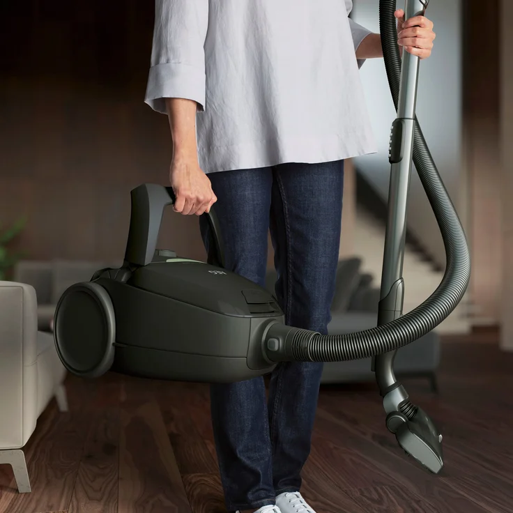 AEG VX82-1-ÖKO Staubsauger mit Beutel (75% Recyclingmaterial, automatische Saugkraftregulierung, extrem leise auch auf Teppich, Aufnahme von großen + kleinsten Partikeln, langes Kabel, 600W, schwarz) – Bild 10