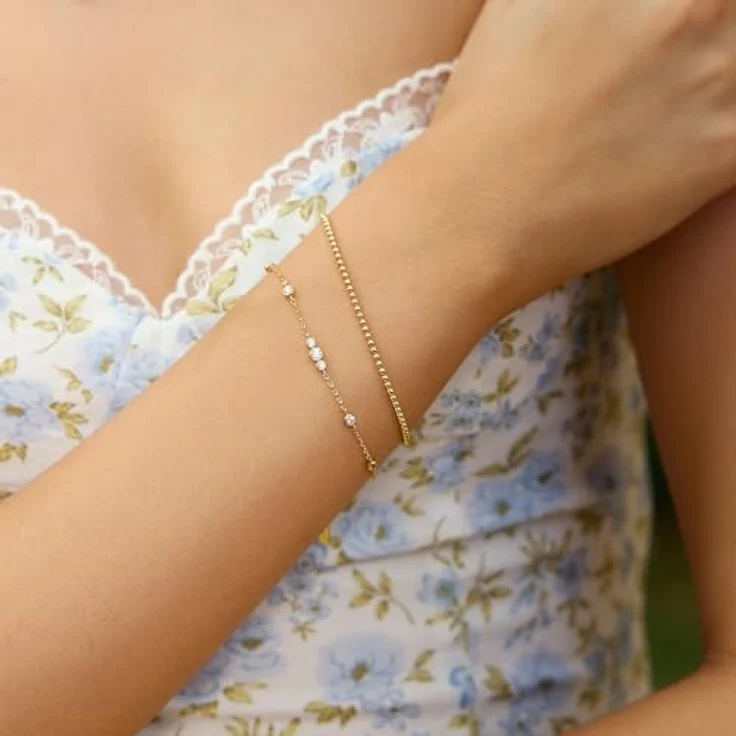 ANIA HAIE MISS DAINTY Sparkling Bezel Damen Armband aus 925 Sterling Silber 14k vergoldet, besetzt mit 9 Zirkonia, verstellbar von 16,5 cm bis 18,5 cm, inkl. Geschenkverpackung – Bild 2