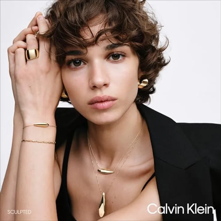 Calvin Klein Damen-Creolen Sculpted, Edelstahl mit Gelbgold-Beschichtung, skulpturales Design, 23 mm Höhe, Steckverschluss – Bild 4