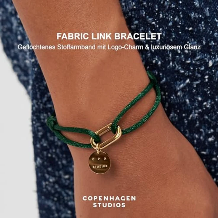 Copenhagen STUDIOS Fabric Link Bracelet, Damenarmband aus 14K vergoldetem Edelstahl mit grünem Stoffband und Karabiner-Charm, stufenlos verstellbar – Bild 2