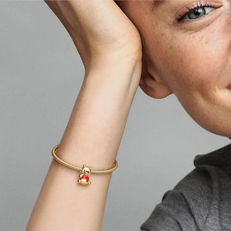PANDORA Disney Winnie Puuh Bär Charm, 14 Karat vergoldete Metalllegierung mit roter Emaille, kompatibel mit PANDORA Moments Armbänder – Bild 2