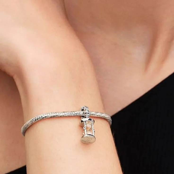 PANDORA Moments Sanduhr Charm-Anhänger aus Sterling-Silber mit Zirkonia und Gravur „TIME IS PRECIOUS“, kompatibel mit ME und Moments, 794140C01 – Bild 4