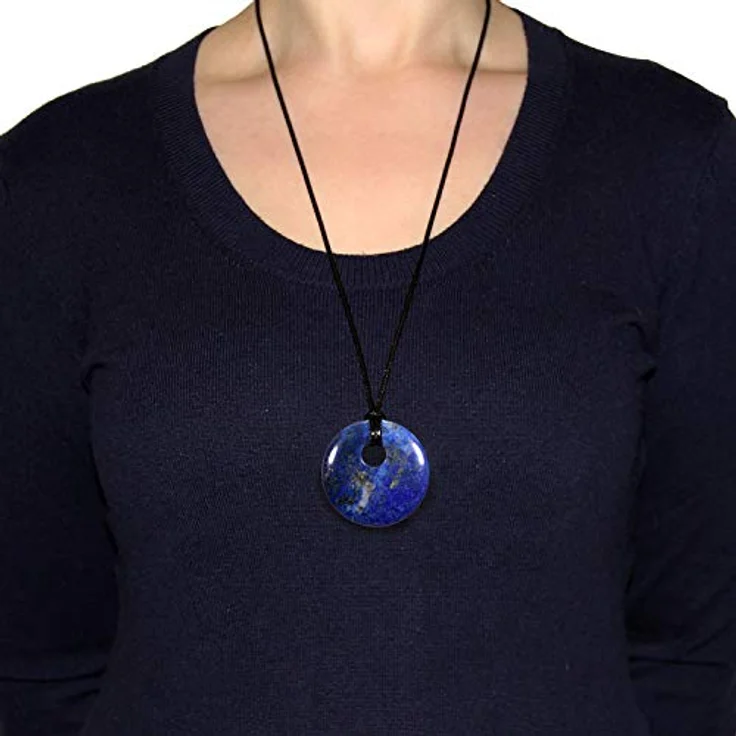 Morella Damen-Halskette 80 cm mit rundem Lapislazuli Anhänger Ø 4,4 cm im Samtbeutel, individuell kürzbar – Bild 4