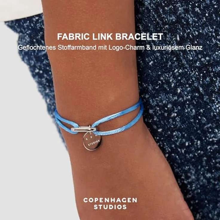 Copenhagen STUDIOS Fabric Link Bracelet, Damenarmband mit geknotetem hellblauem Stoffband, Karabiner-Charm und poliertem Edelstahl, stufenlos verstellbar bis 24 cm – Bild 2