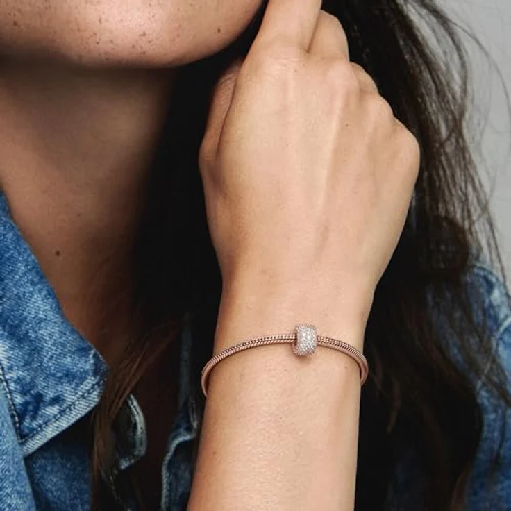 PANDORA Moments Funkelndes Dreireihiges Pavé-Charm, Sterling Silber mit rosévergoldeter Metalllegierung, 85 Zirkonia, kompatibel mit Moments Armbändern, 782820C01 – Bild 5