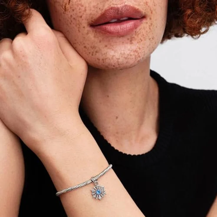 PANDORA Moments Disney Eiskönigin Elsa Schneeflocke Charm-Anhänger, Sterling-Silber mit eisblauen Kristallen und Zirkonia, kompatibel mit ME und Moments, 794209C01 – Bild 5