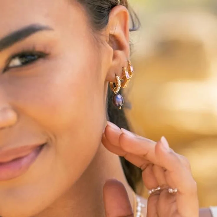 Purelei Pearly Creolen Damen, Edelstahl 18K vergoldet mit Keshiperlen & Glasperlen, Ø 15 mm, Schmuck Unikate (Gold) – Bild 2