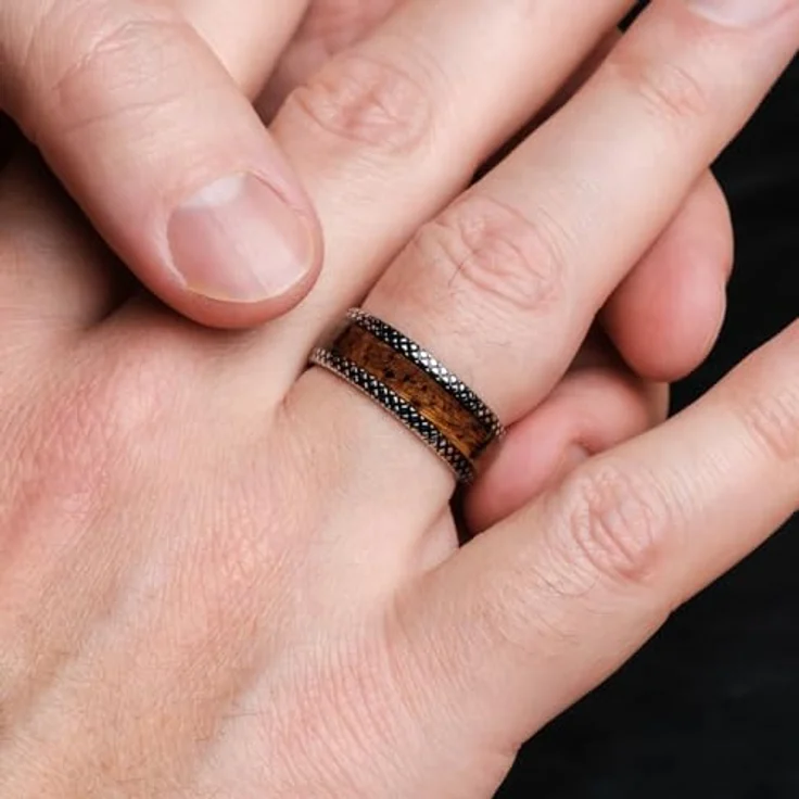 Holzkern Fingerring Sumo Whiskey, Herrenring aus Whiskeyholz und Wolfram, 8 mm breit, braun – Bild 7