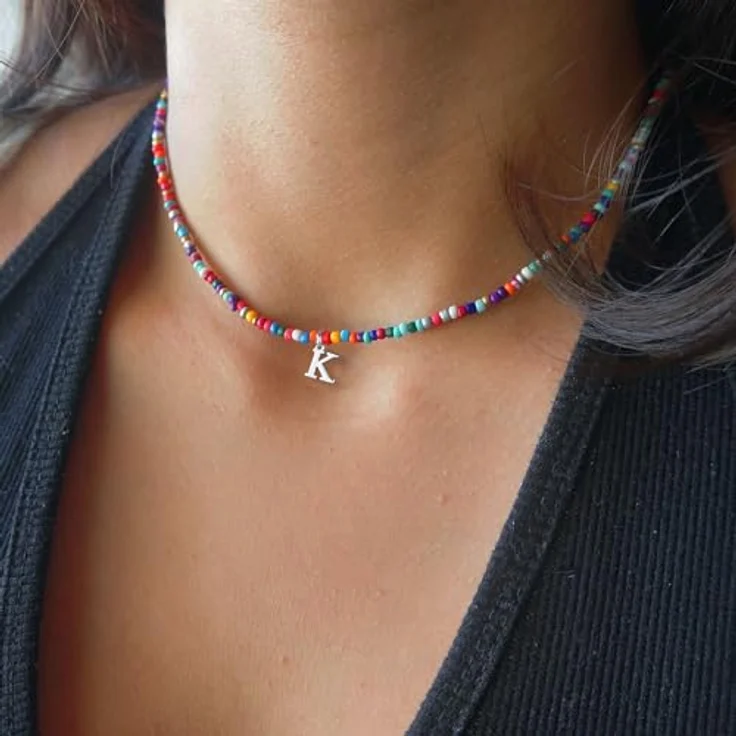 TINGN Bunte Perlenkette mit Buchstaben, Damen Halskette aus künstlichen Perlen und Edelstahl, verstellbar 35cm + 5cm, Sommer Boho Schmuck für Mädchen – Bild 2
