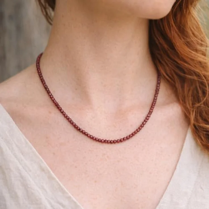 Lebensquelle Plus Edelstein Kette, 2 mm facettiert mit 925 Silberverschluss, handgefertigt, elegant, Granat, 45 cm – Bild 2