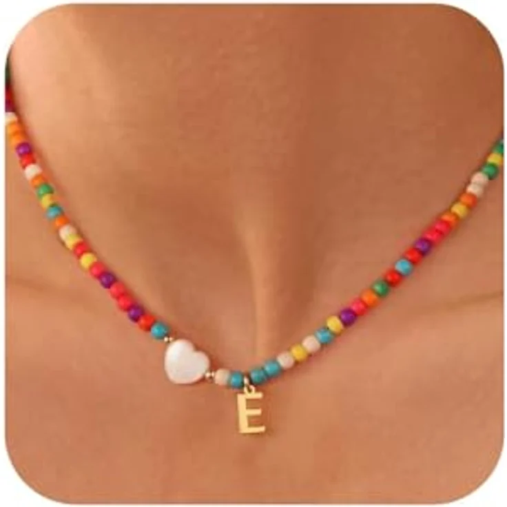 TINGN Bunte Perlenkette mit Buchstaben E, personalisierte Choker-Halskette aus bunten Türkisperlen und Muschelherzen, 14+2 Zoll, für Damen und Mädchen, Geschenk für Geburtstage und besondere Anlässe – Bild 1