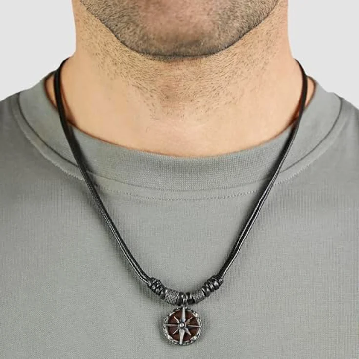 s.Oliver Herren Necklace, Echtleder & Edelstahl, schwarzes Lederband verstellbar 55 cm, hautfreundlich, mit Kompass-Anhänger – Bild 3