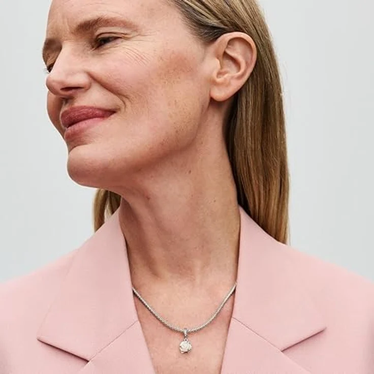 PANDORA Moments Weiße Blühende Rose Doppelter Charm-Anhänger aus Sterling Silber mit Zirkonia, Kompatibel mit Moments Armbändern, eingravierte Botschaft „NOTHING COMPARES TO YOU“ – Bild 5