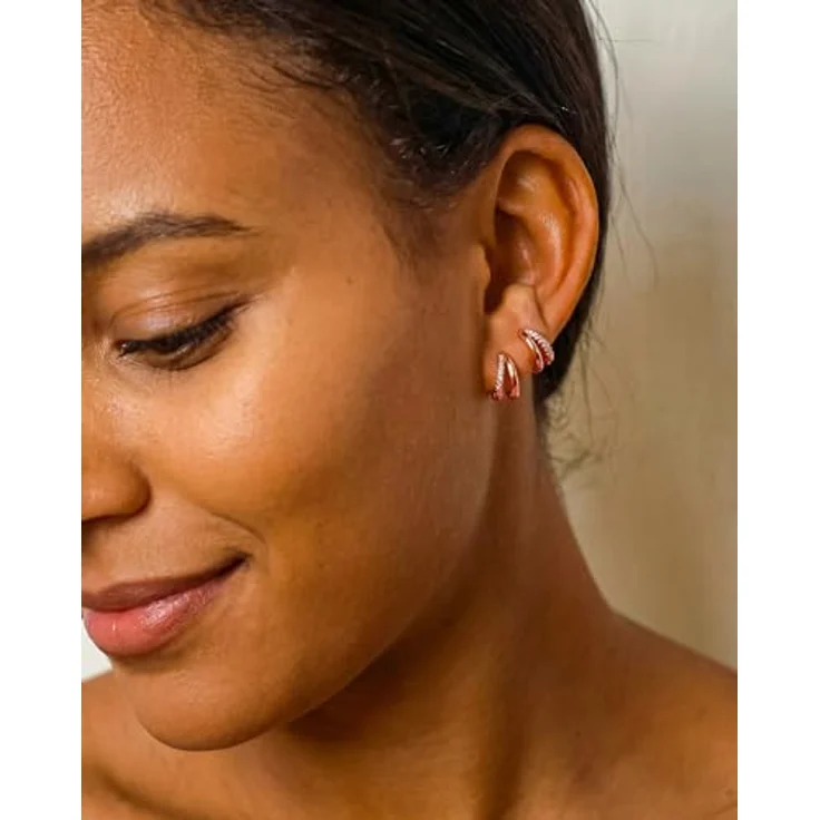 MUMREUES Ohrringe Roségold Creolen 14K vergoldet Huggie Stecker mit Zirkonia, hypoallergen und wasserfest, minimalistische Schmuckgeschenke für Damen – Bild 4