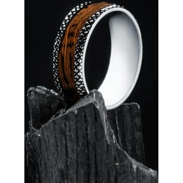 Holzkern Fingerring Sumo Whiskey, Herrenring aus Whiskeyholz und Wolfram, 8 mm breit, braun – Bild 2