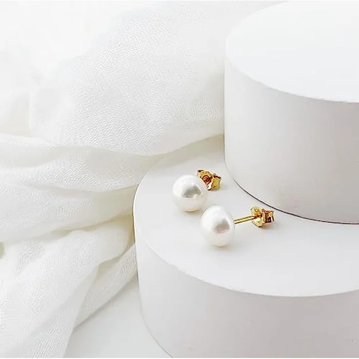 Mary & Jules Gold Perlenohrringe – 925 Sterling Silber vergoldet mit 7 mm echten Süßwasserperlen, recyceltes Silber, hautfreundliche Ohrstecker für Damen & Mädchen – Bild 3