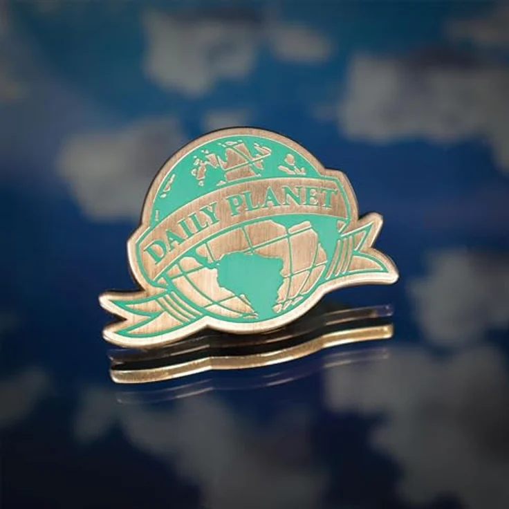 FaNaTtik Superman 2025 Daily Planet Pin Badge, Limited Edition Metallnadel, 29 x 40 mm, individuell nummeriert, Gummiverschluss, limitiert auf 9995 Stück – Bild 4