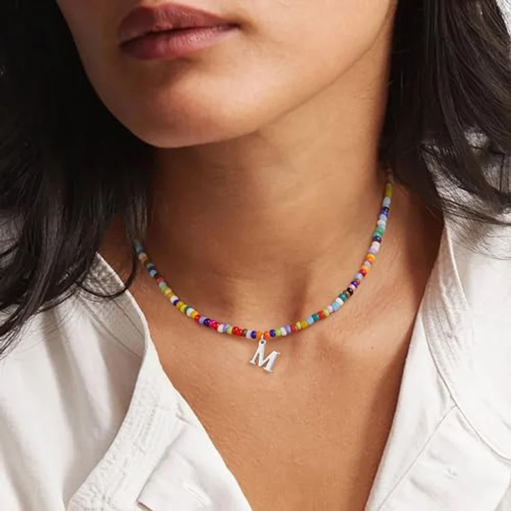 TINGN Bunte Perlenkette mit Buchstaben, Damen Halskette aus künstlichen Perlen und Edelstahl, verstellbar 35cm + 5cm, Sommer Boho Schmuck für Mädchen – Bild 3