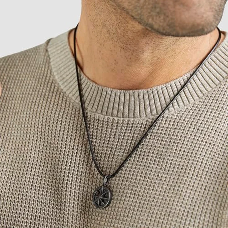 s.Oliver Herren Necklace, Echtleder Halskette mit Kompass-Anhänger, IP Gun, Lederband verstellbar bis 55 cm, wasserfest & hautfreundlich – Bild 3