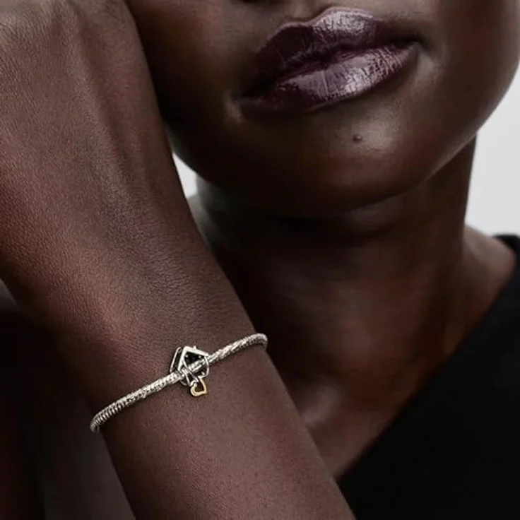 PANDORA Moments Haus & Herz Charm, Sterling-Silber mit 14K Vergoldung, offen gearbeitet, kompatibel mit Moments Kollektion, Gravur: „With you, I’m home“ – Bild 5