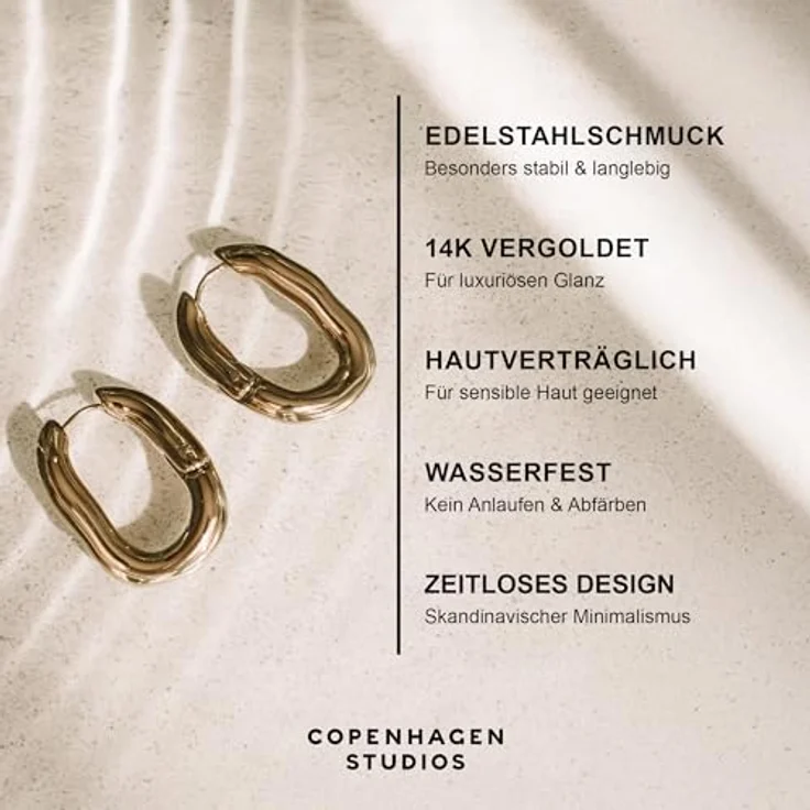 COPENHAGEN STUDIOS Creolen Organics, goldfarbene Damenohrringe aus poliertem Edelstahl mit 14K Vergoldung, organisches Design, Klappschließe, wasserfest & hautfreundlich – Bild 3