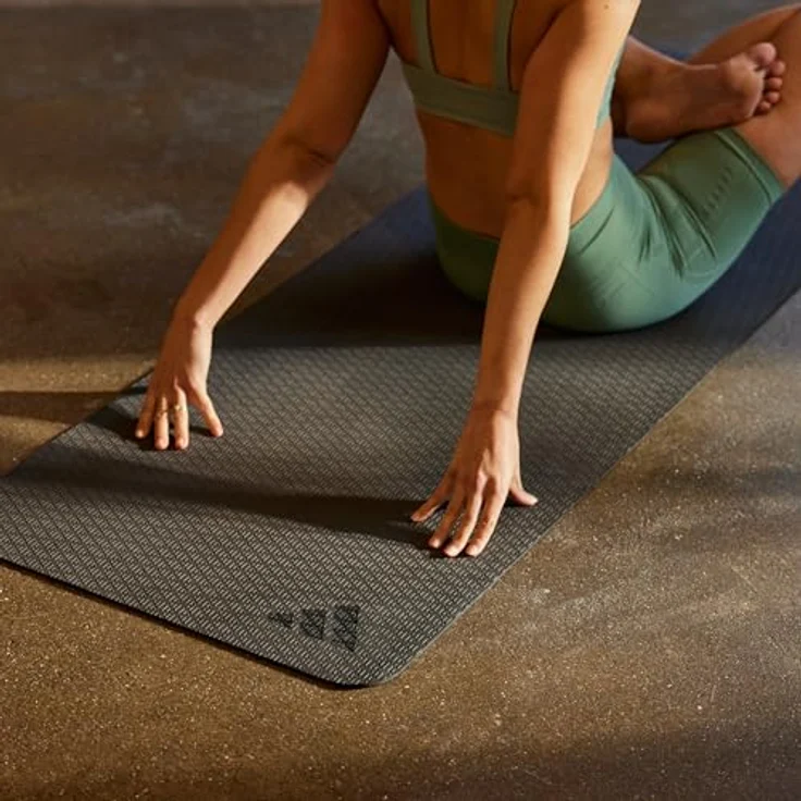 Adidas Yogamatte 4mm - Yogamatte aus 50% Recycling-Material frei von PVC - Rutschfeste und Strukturierte Oberfläche (176 x 61 cm) für den perfekten Grip beim Yoga (Black) – Bild 5