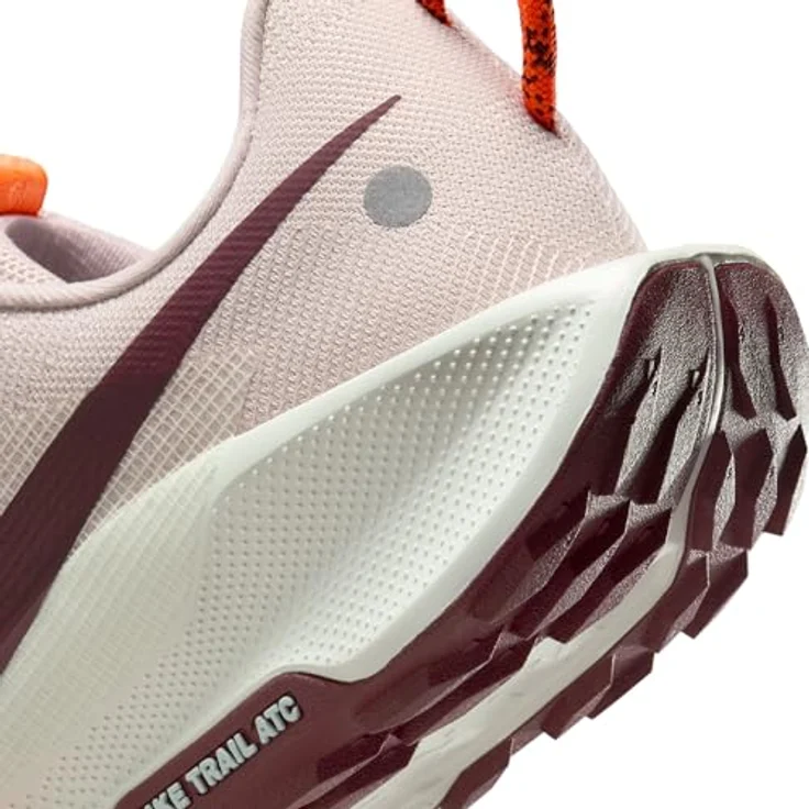 Nike React Pegasus Trail 5, Laufschuh mit ReactX-Schaumstoff, Silt Red / Hyper Crimson / Sail / Dark Team Red, EU 42 – Bild 9