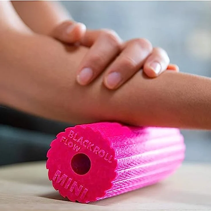 BLACKROLL® MINI FLOW Faszienrolle, 15 x 5 cm, handliche Massagerolle mit geriffelter Oberfläche, mittlere Härte, made in Germany, Orange – Bild 2