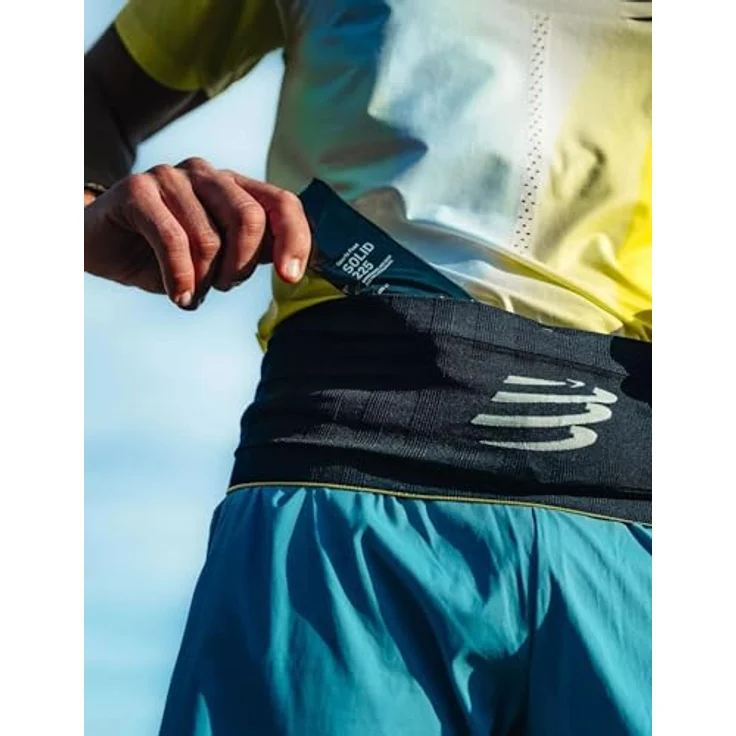 Compressport Free Belt, Ultraleichter Laufgürtel für Laufen, Radfahren und Klettern, Atmungsaktiv, Schwarz, Verschiedene Größen – Bild 4