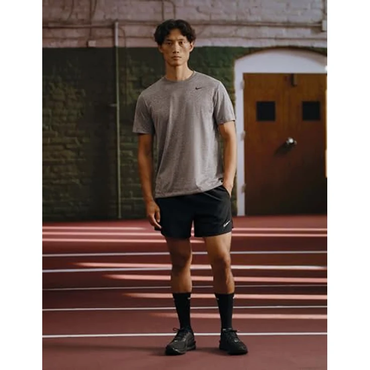 Nike Downshifter 13, Laufsportschuhe für Herren mit abriebfester Gummi-Außensohle und dämpfender Zwischensohle aus recyceltem Schaumstoff – Bild 3