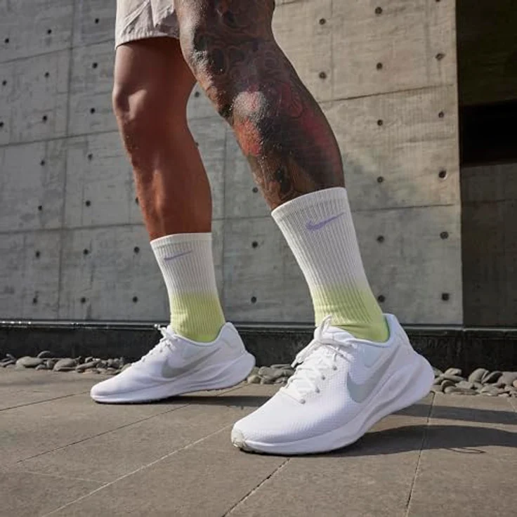 Nike Revolution 7, Neutrale Laufschuhe mit dämpfender Schaumstoff-Mittelsohle, Gummi-Außensohle, Weiß, EU 42 1/2 – Bild 9